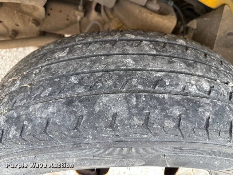 image for item EP0717 2006 GMC Savanna box truck