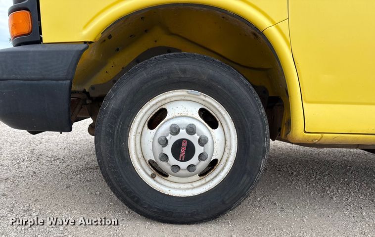 image for item EP0717 2006 GMC Savanna box truck