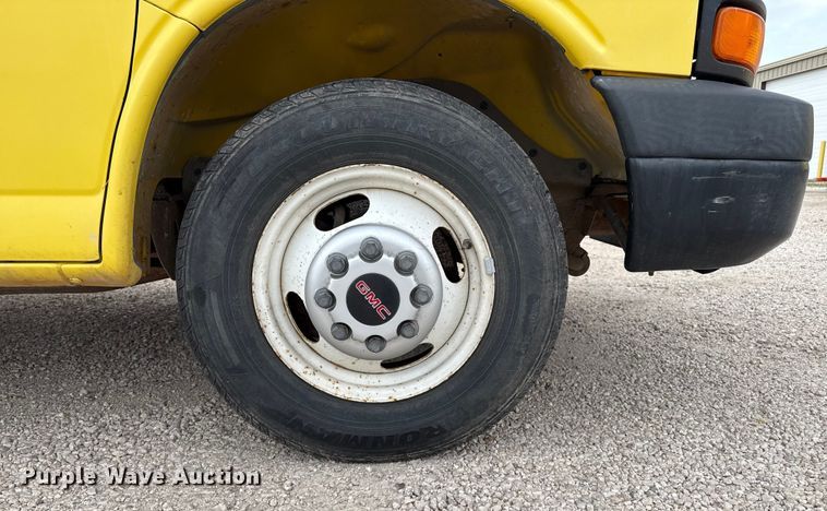 image for item EP0717 2006 GMC Savanna box truck