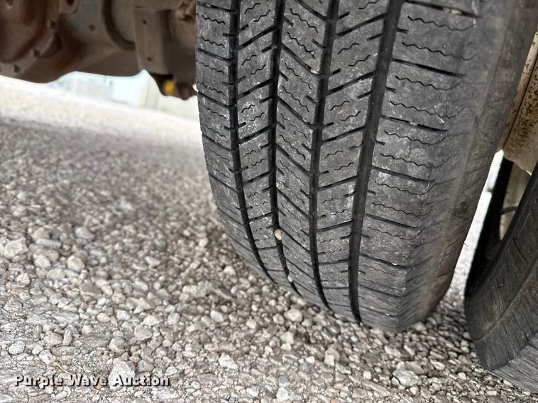 image for item EP0717 2006 GMC Savanna box truck