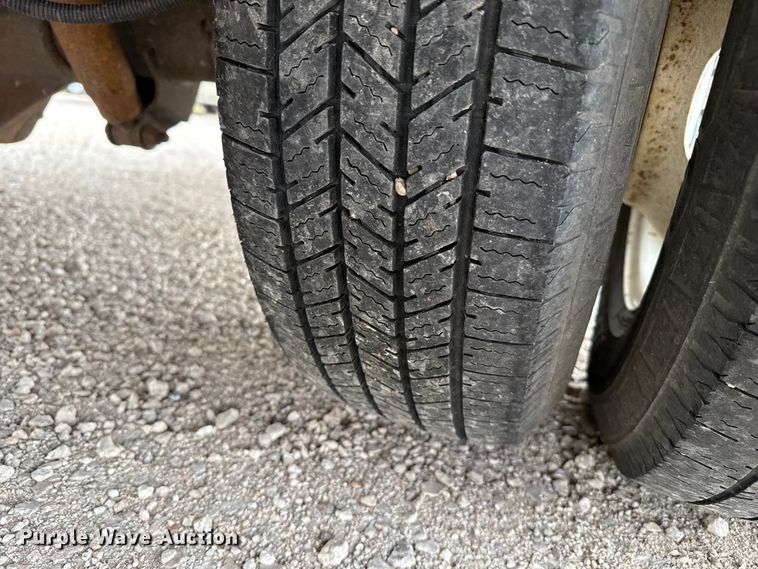 image for item EP0717 2006 GMC Savanna box truck