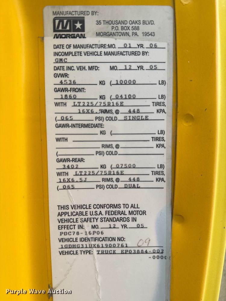 image for item EP0717 2006 GMC Savanna box truck