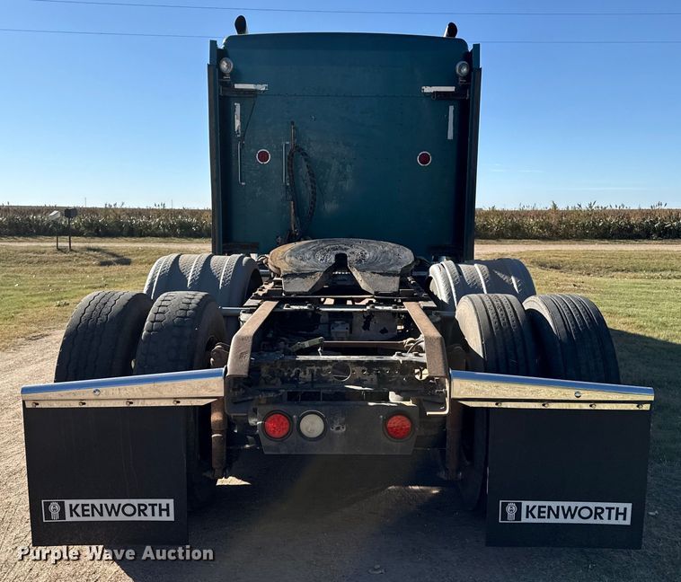 image for item EP0743 2004 Kenworth T800B semi truck