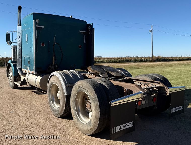 image for item EP0743 2004 Kenworth T800B semi truck