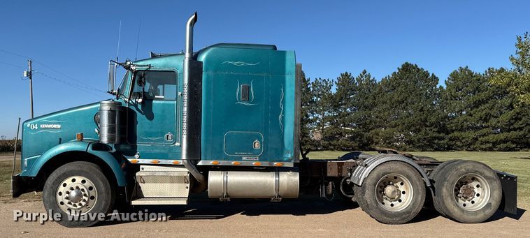 image for item EP0743 2004 Kenworth T800B semi truck