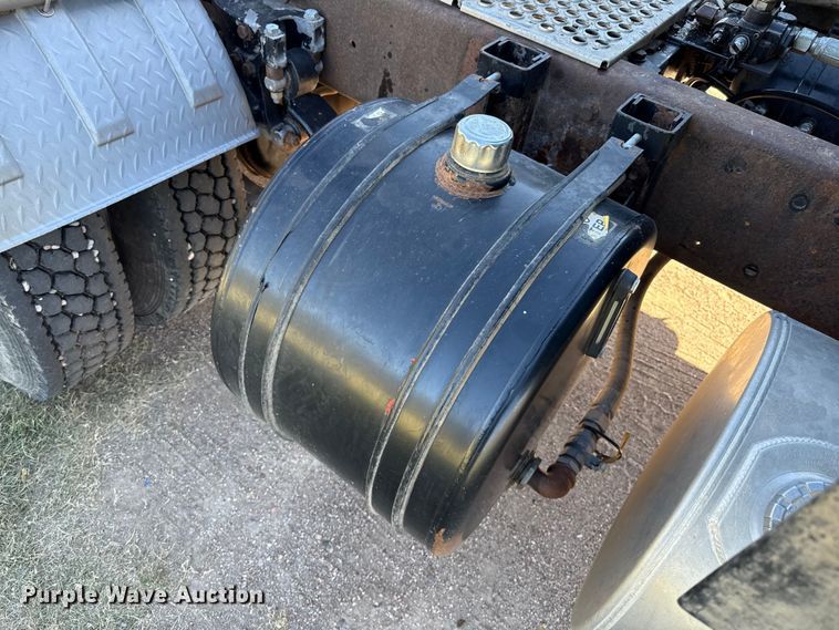 image for item EP0743 2004 Kenworth T800B semi truck