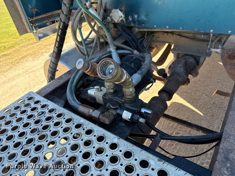 image for item EP0743 2004 Kenworth T800B semi truck