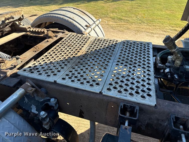 image for item EP0743 2004 Kenworth T800B semi truck