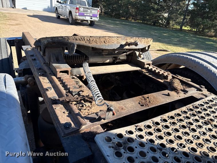 image for item EP0743 2004 Kenworth T800B semi truck