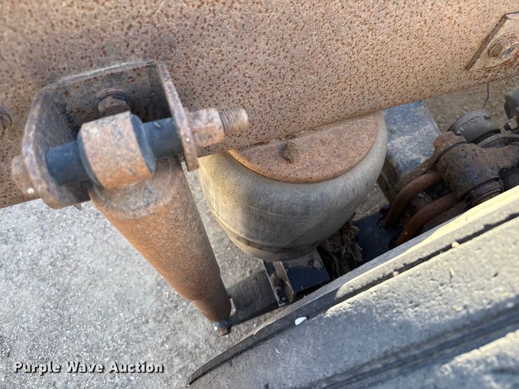 image for item EP0743 2004 Kenworth T800B semi truck