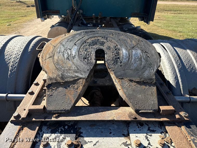 image for item EP0743 2004 Kenworth T800B semi truck