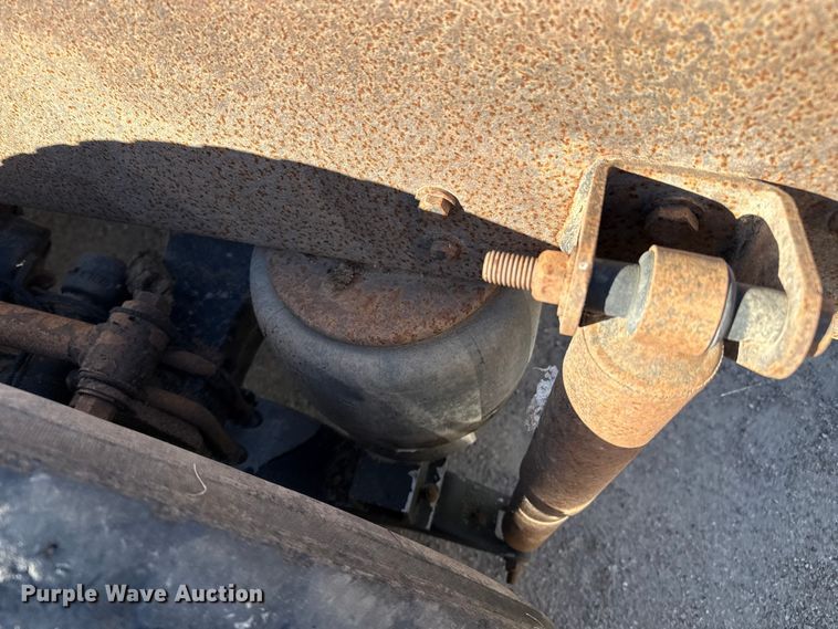 image for item EP0743 2004 Kenworth T800B semi truck