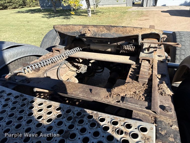 image for item EP0743 2004 Kenworth T800B semi truck