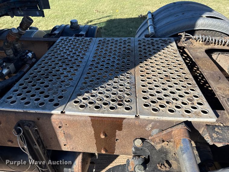 image for item EP0743 2004 Kenworth T800B semi truck