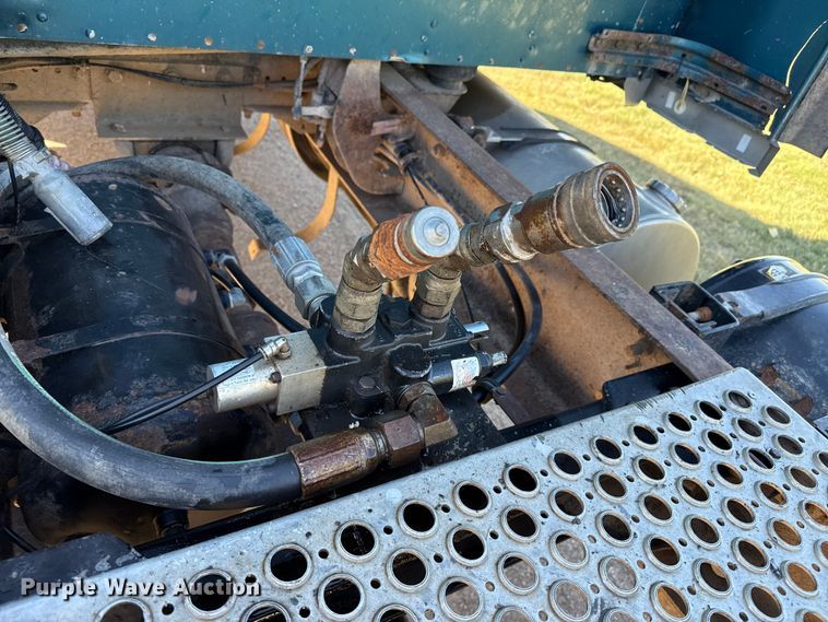 image for item EP0743 2004 Kenworth T800B semi truck