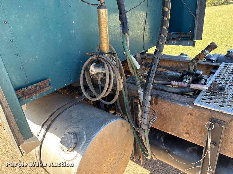 image for item EP0743 2004 Kenworth T800B semi truck