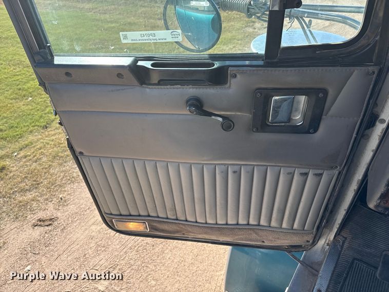 image for item EP0743 2004 Kenworth T800B semi truck