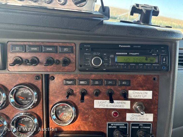 image for item EP0743 2004 Kenworth T800B semi truck