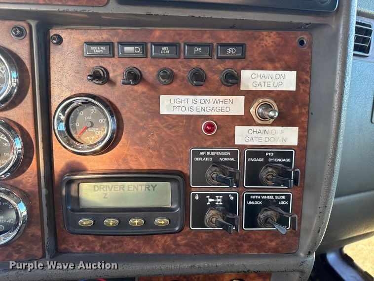 image for item EP0743 2004 Kenworth T800B semi truck