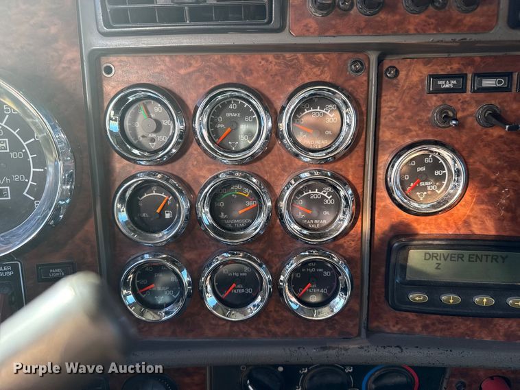 image for item EP0743 2004 Kenworth T800B semi truck