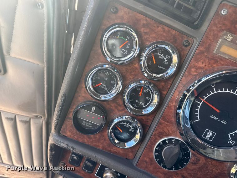 image for item EP0743 2004 Kenworth T800B semi truck