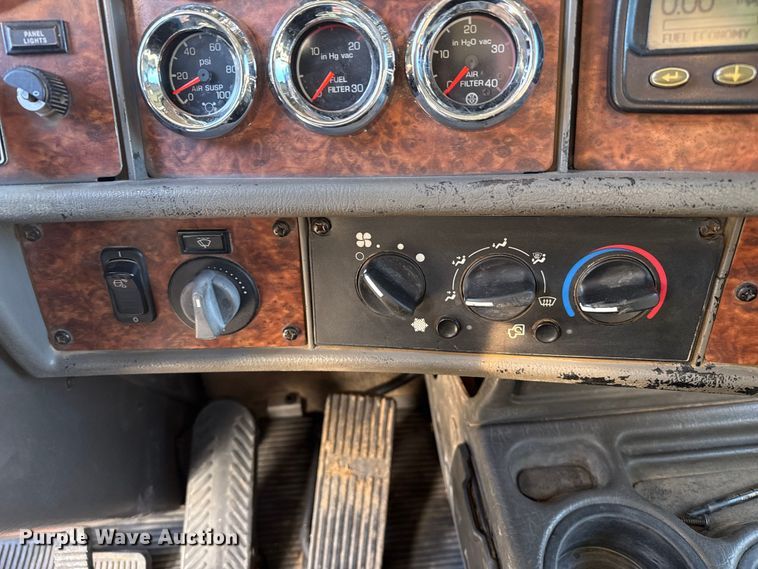 image for item EP0743 2004 Kenworth T800B semi truck