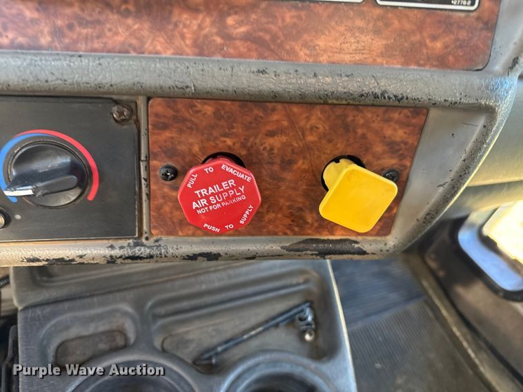 image for item EP0743 2004 Kenworth T800B semi truck