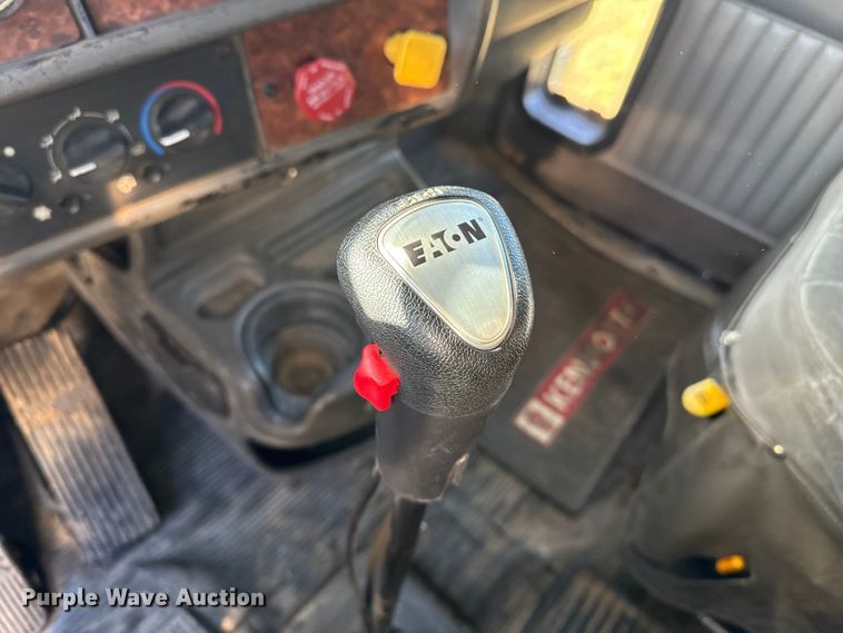 image for item EP0743 2004 Kenworth T800B semi truck