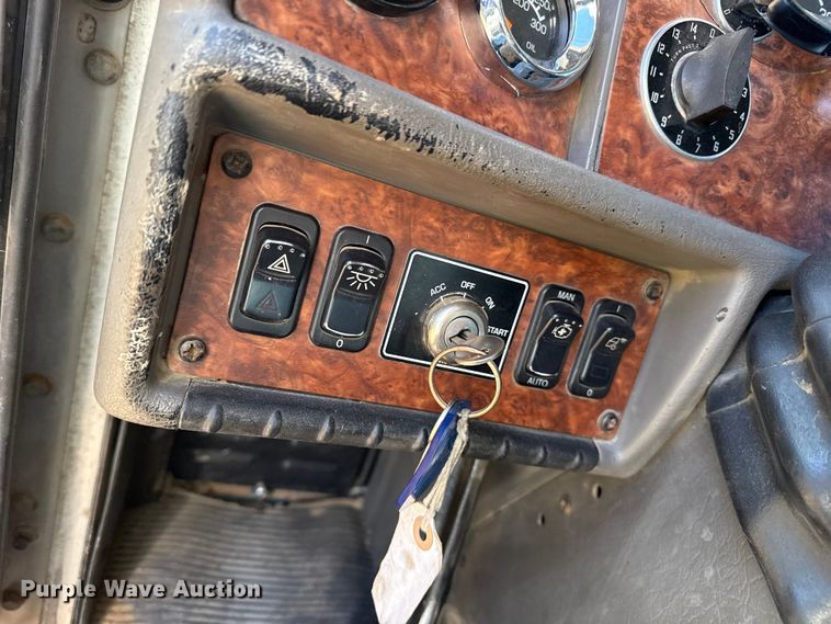 image for item EP0743 2004 Kenworth T800B semi truck