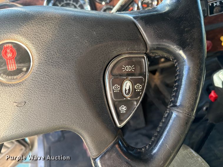 image for item EP0743 2004 Kenworth T800B semi truck