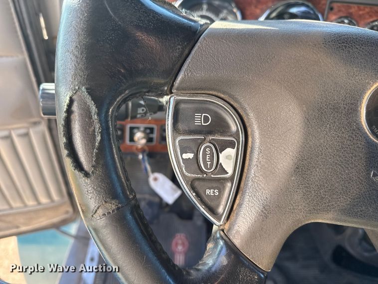 image for item EP0743 2004 Kenworth T800B semi truck