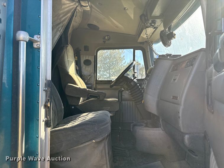 image for item EP0743 2004 Kenworth T800B semi truck