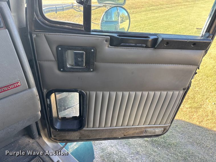 image for item EP0743 2004 Kenworth T800B semi truck