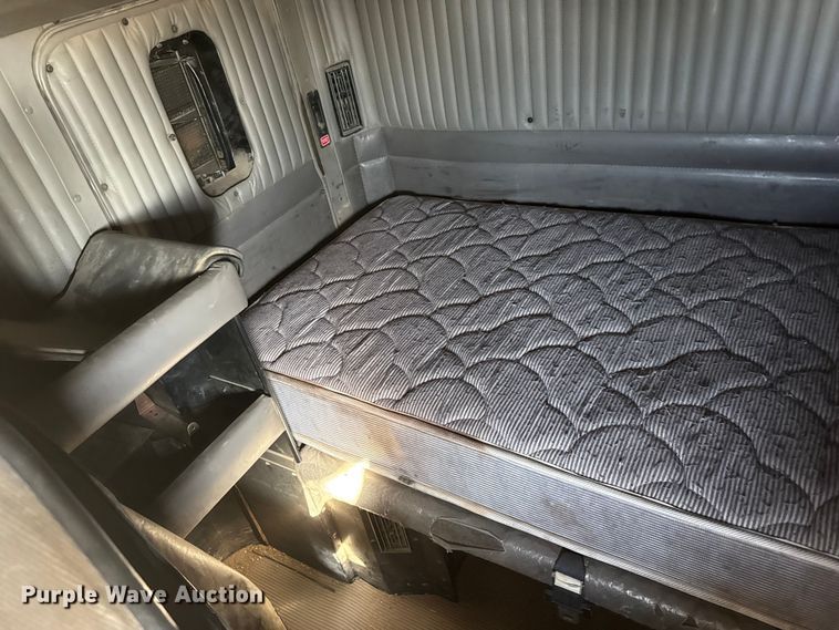 image for item EP0743 2004 Kenworth T800B semi truck