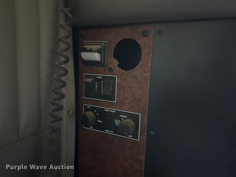 image for item EP0743 2004 Kenworth T800B semi truck