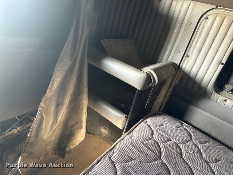 image for item EP0743 2004 Kenworth T800B semi truck