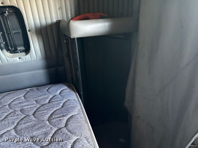 image for item EP0743 2004 Kenworth T800B semi truck