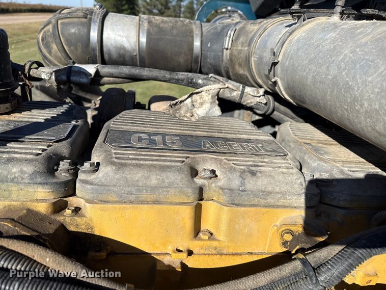 image for item EP0743 2004 Kenworth T800B semi truck