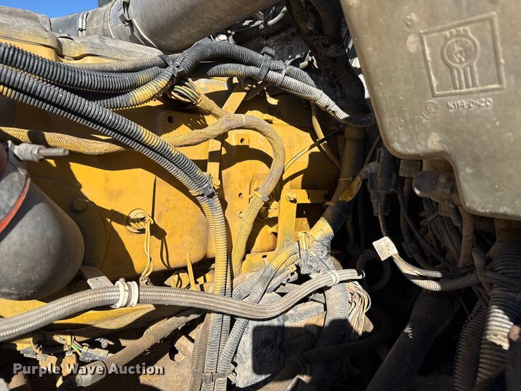 image for item EP0743 2004 Kenworth T800B semi truck