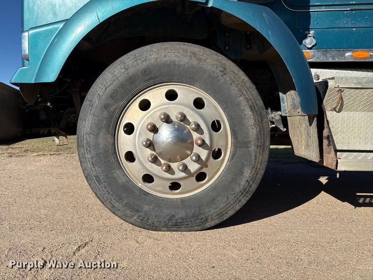 image for item EP0743 2004 Kenworth T800B semi truck