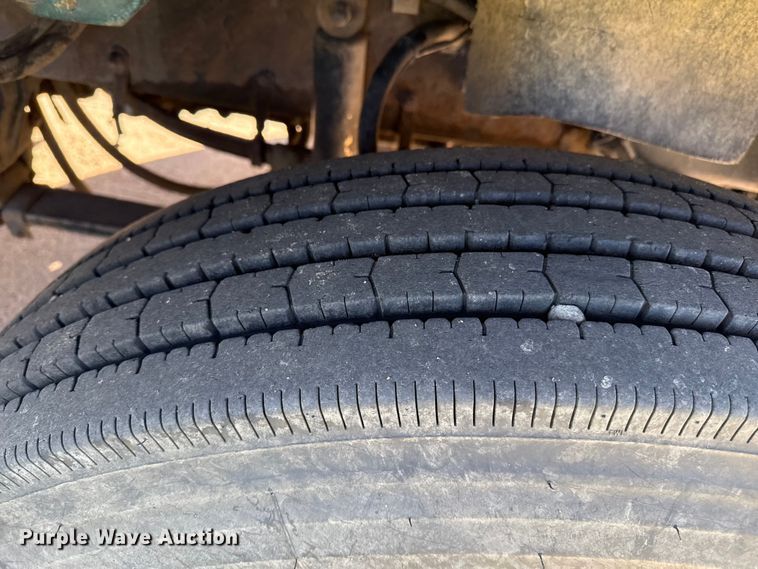 image for item EP0743 2004 Kenworth T800B semi truck