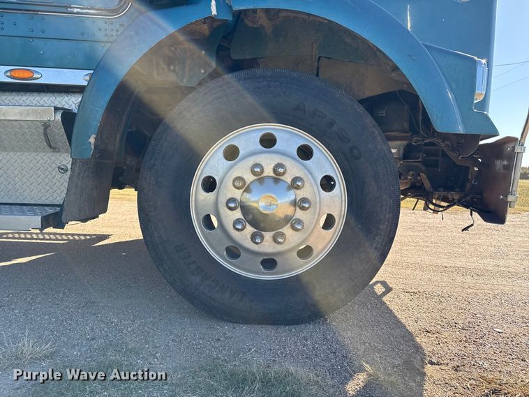 image for item EP0743 2004 Kenworth T800B semi truck