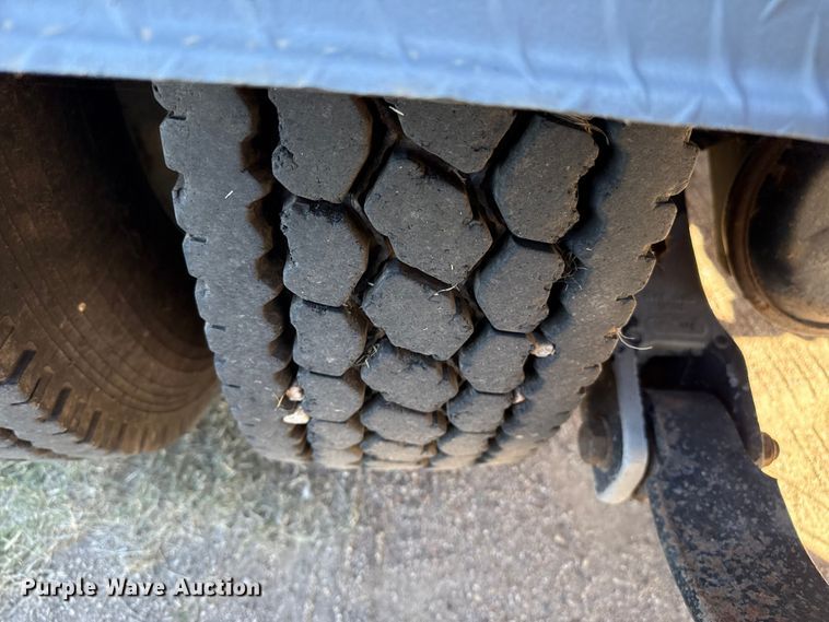 image for item EP0743 2004 Kenworth T800B semi truck