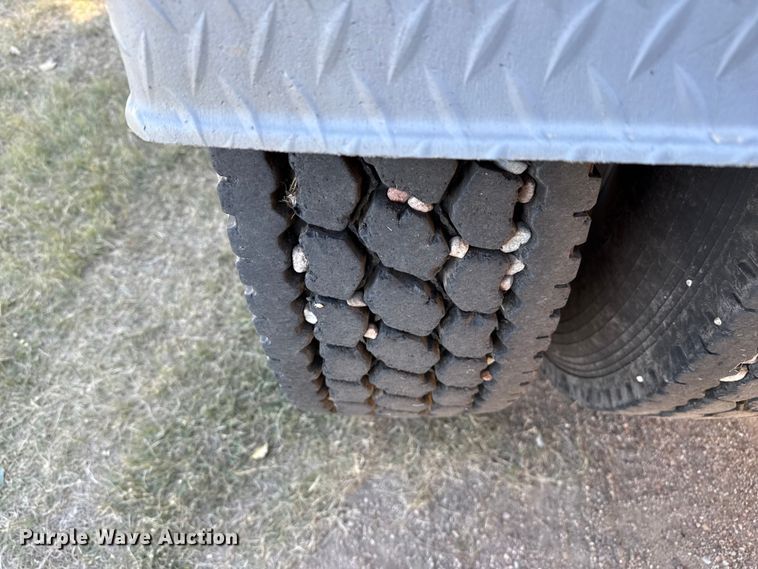 image for item EP0743 2004 Kenworth T800B semi truck