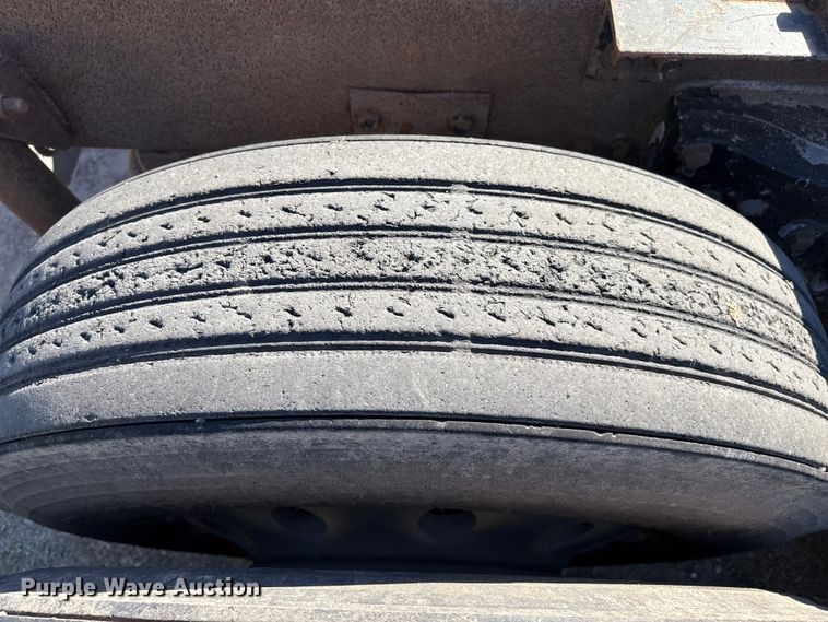 image for item EP0743 2004 Kenworth T800B semi truck