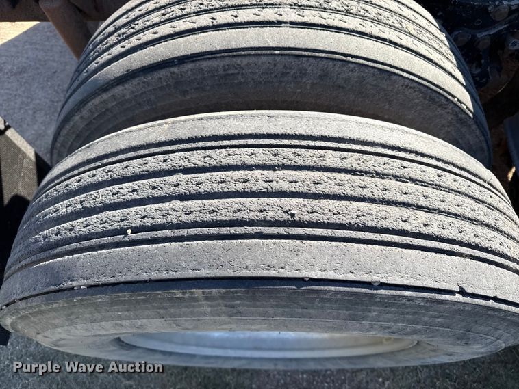 image for item EP0743 2004 Kenworth T800B semi truck