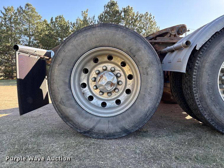 image for item EP0743 2004 Kenworth T800B semi truck