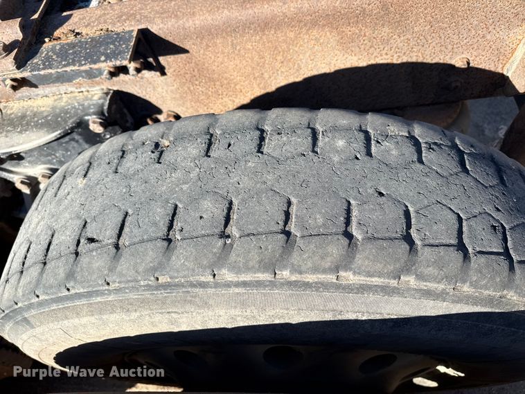 image for item EP0743 2004 Kenworth T800B semi truck