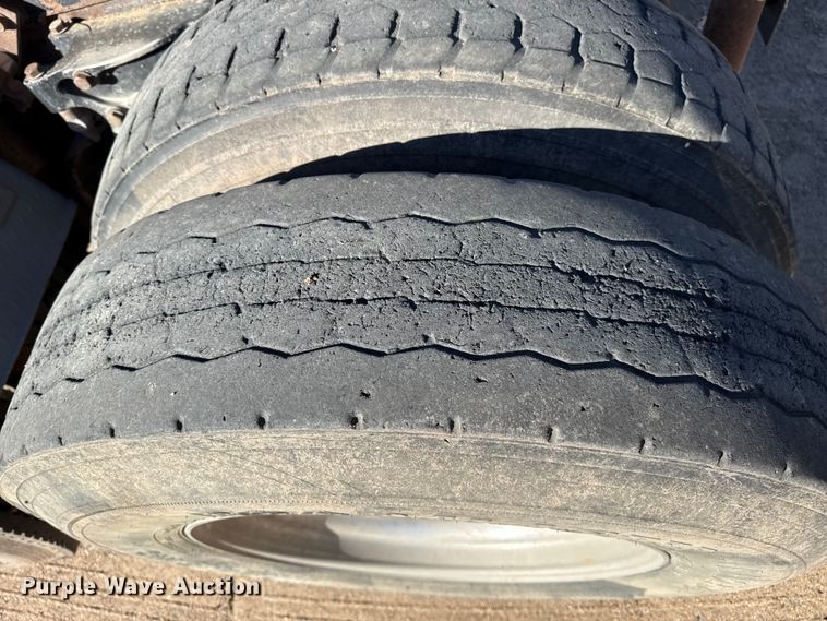 image for item EP0743 2004 Kenworth T800B semi truck