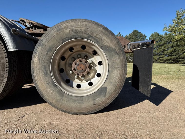 image for item EP0743 2004 Kenworth T800B semi truck